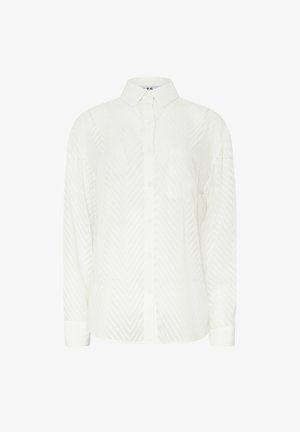 Biała koszula z długim rękawem w jodełkowy wzór, z kołnierzykiem zapinanym na guziki, pojedynczą kieszenią na piersi i mankietami zapinanymi na guziki.