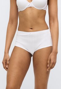 Λευκά βαμβακερά εσώρουχα υψηλής μέσης με υφασμένο κάθετο μοτίβο, διακοσμημένη με δαντέλα στη μέση και με λεία φινιρίσματα. Διακοσμημένα με λεπτομέρεια φιόγκου.