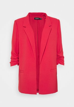 Rode damesblazer met gerimpelde driekwartmouwen, kraag met inkeping, open voorkant en twee voorzakken met paspel, weergegeven op een witte achtergrond.