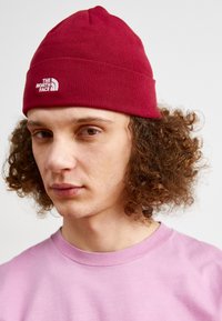 NORM SHALLOW BEANIE - Berretto - beetroot