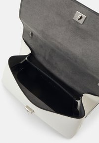 Calvin Klein Jeans MINIMAL MONOGRAM FLAP - Borsa a tracolla - creamy white