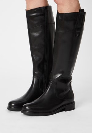 Botas de cuero negro hasta la rodilla con un diseño elegante, cierre de cremallera lateral, punta redonda y sutiles detalles de costura a lo largo de los lados.