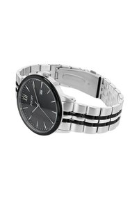 Zilveren roestvrijstalen horloge met een zwarte wijzerplaat, dunne zilveren wijzers, datumaanduiding en zwarte accenten op de band. Rond case-ontwerp.