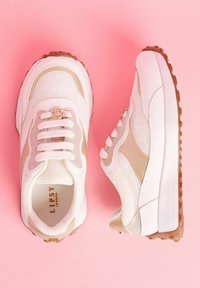 Weiße und beige Sportschuhe mit Mesh-Obermaterial, strukturiertem Design, runden Schnürsenkeln und Gummisohle. Akzente in Goldfarbe an der Ferse und den Schnürsenkeln.