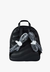 Zaino in ecopelle nera con texture trapuntata, forma arrotondata e doppi manici superiori. Due spallacci sono fissati con legacci di plastica.