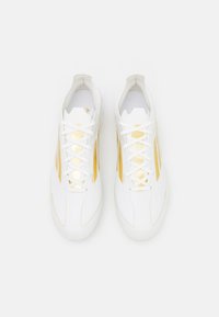 adidas Performance F50 PRO FIRM GROUND - Jalkapallokengät kiinteälle alustalle - footwear white/gold metallic