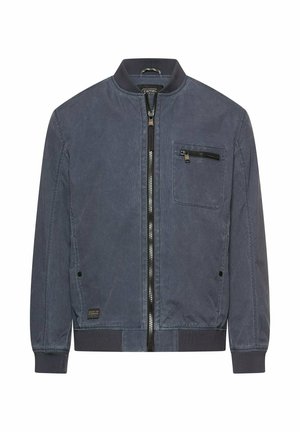 Blå bomberjakke med lynlås, ribstrikket krave, manchetter, kant og en lynlåslomme på venstre bryst.