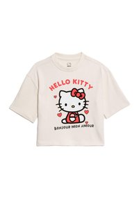 Geknipte witte t-shirt met een afgedrukte Hello Kitty afbeelding, met rode accenten en harten, ronde halslijn en korte mouwen.