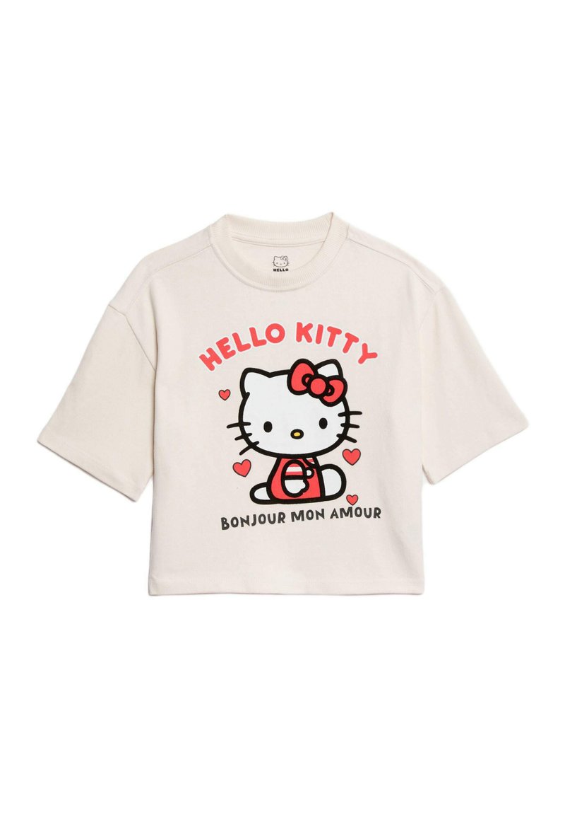Geknipte witte t-shirt met een afgedrukte Hello Kitty afbeelding, met rode accenten en harten, ronde halslijn en korte mouwen.