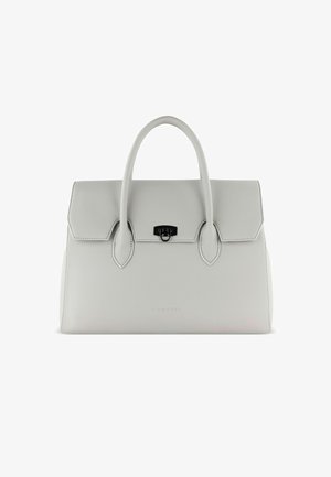 Borsa strutturata in pelle grigia chiara, dotata di manico superiore, chiusura a patta, accessori neri e un discreto marchio in rilievo sul davanti.