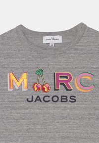 Szara koszulka z krótkim rękawem i okrągłym dekoltem z kolorowym napisem "MARC JACOBS" oraz grafiką wiśni. Miękka tekstura z casualowym stylem.
