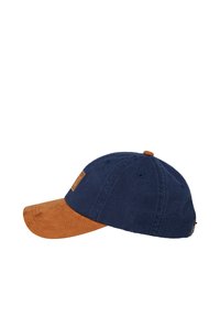 Casquette marine avec une visière en suède beige, présentant un patch en tissu sur le côté, un design à six panneaux et une sangle ajustable à l'arrière.