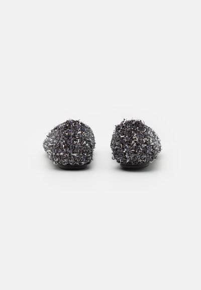 Glittriga svarta ballerinaskor med en texturerad, glittrande överdel och rund tådesign. Platt klack och slät sula. Enkelt och minimalistiskt stil.