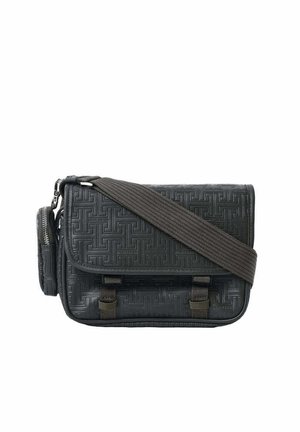Sac bandoulière noir texturé avec rabat avant, sangle d'épaule large réglable et petite poche latérale zippée.
