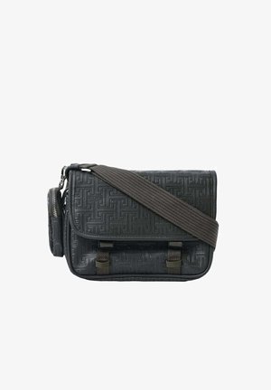 Zwarte gestructureerde crossbodytas met voorflap, verstelbare brede schouderband en klein zijvak met rits.