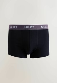 Boxer briefs en coton noir avec une ceinture élastique violette portant le nom de la marque "NEXT" en blanc. Conçus avec une coupe ajustée.