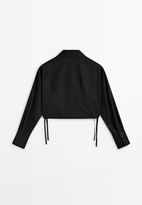 Schwarzes, kurzes Hemd mit langen Ärmeln, klassischem Kragen, verstellbaren seitlichen Bindebändern und knöpfbaren Manschetten. Glattes Material ohne sichtbare Muster.