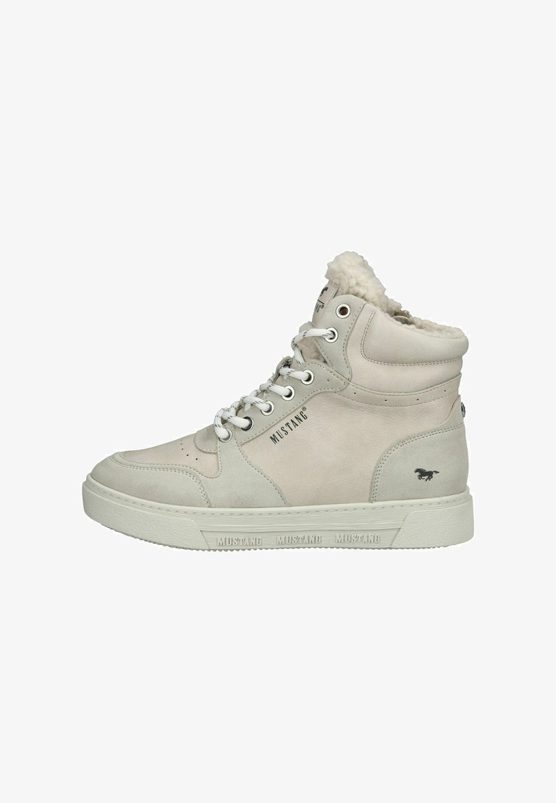 Baskets montantes beige avec lacets blancs, doublure en polaire, logo Mustang sur le côté et la semelle, et semelle en caoutchouc pour un usage décontracté.