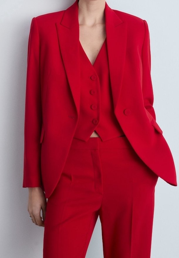 Costume rouge sur mesure avec un blazer cintré et un gilet doté d'un col cranté et d'une fermeture à bouton, associé à un pantalon à jambe droite.