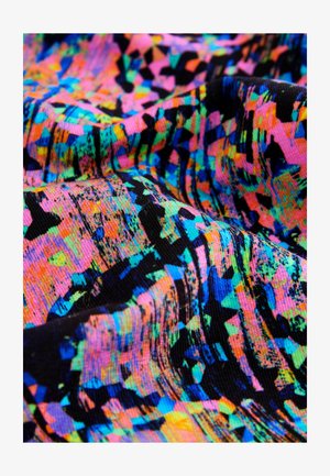 Kleurrijke, gestructureerde stof met een levendig patroon van roze, blauwe, groene en zwarte geometrische vormen en abstracte figuren.