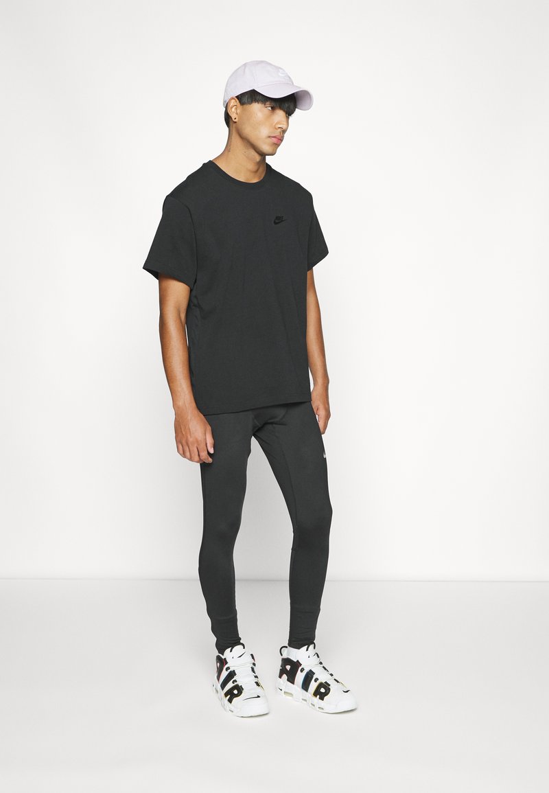 Herren T-Shirts basic | Nike Sportswear T-Shirt basic black/schwarz - ZW86908 Herren T-Shirts basic | Nike Sportswear T-Shirt basic black/schwarz - ZW86908