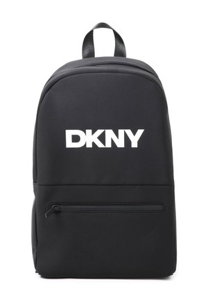 Sac à dos noir en tissu mat avec une poche avant zippée, un dos rembourré et une poignée supérieure. Logo DKNY en blanc affiché en évidence.
