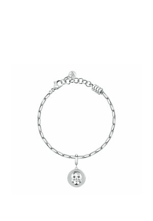 Bracciale a catena in argento con maglie ovali e pendente rotondo con design di teschio in rilievo, chiuso con una chiusura a moschettone.