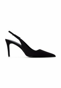 Zapato de tacón alto negro con punta afilada y tiras traseras, con un tacón medio delgado, sobre un fondo blanco.
