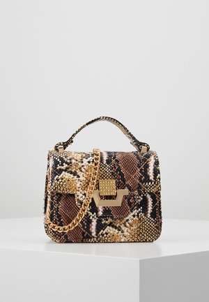 Petit sac à main avec un motif en cuir de serpent marron, noir et beige, bandoulière chaîne dorée et fermoir carré doré avec des clous décoratifs.