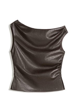 Dunkelbraunes ärmelloses Lederoberteil mit One-Shoulder-Design und dezenter seitlicher Raffung, flach auf weißem Hintergrund liegend.