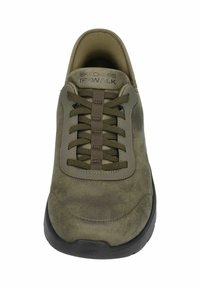 Zapatilla verde oliva con una parte superior de ante texturizado, puntera redonda, parte delantera con cordones, cuello acolchado y suela de goma, que presenta una etiqueta "SKECHERS GOwalk".