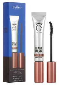 Der Eyeko Black Magic Cocoa Edit Mascara hat eine silberne Tube mit einem braunen Deckel und einer schwarzen Bürste; die Verpackung ist blau mit silbernem und weißem Text.