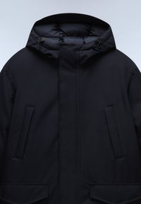 Černá kapucňová bunda vyrobená z hladké, matné tkaniny, s předním zipem, dvěma bočními kapsami a bezpečnou nastavitelnou kapucí.