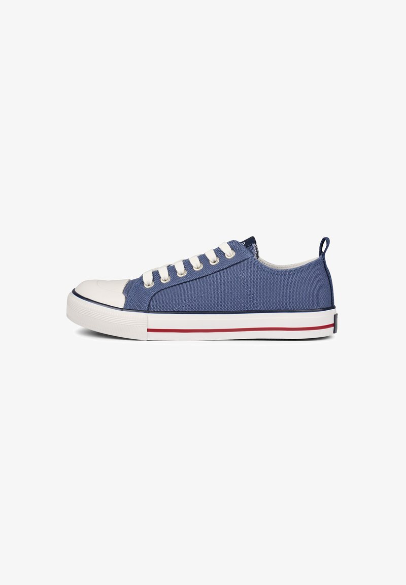 Blauwe canvas sneakers met een witte rubberen neus, beige veters en rode en witte accenten op de zool. Heeft een trekband aan de hiel.