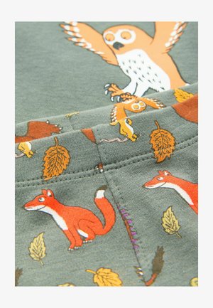 Bavlnená tkanina v olivovo zelenej farbe s oranžovým dizajnom sovičky a hravými vzormi zvierat, vrátane líšok a listov, s mäkkou textúrou a vyšitými detailmi.