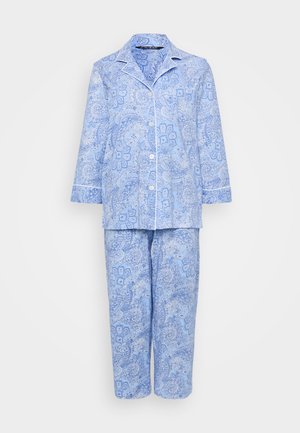 Conjunto de pijama em padrão paisley azul, apresentando uma camisa de button-up de manga longa e calças combinando, realçadas com detalhes em branco e um corte descontraído.