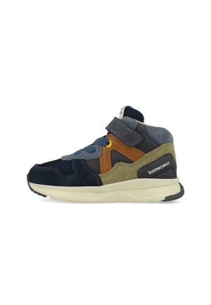 Zapatilla alta infantil en ante azul marino, gris, marrón y oliva con cordones azules, una tira de velcro y suela blanca de goma.