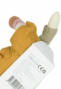 Muñeco de trapo con un conjunto de algodón amarillo y pantalones grises. Características destacadas incluyen un rostro texturizado, calcetines rosas con rayas y una etiqueta de cuidado.