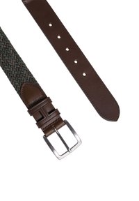 Cintura in pelle marrone con una sezione intrecciata verde e marrone, dotata di una fibbia in metallo e di più fori per la regolazione. Design testurizzato e flessibile.