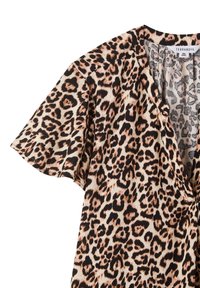Blusa con stampa leopardata caratterizzata da scollatura a V, maniche a volant e un tessuto morbido e leggero nelle tonalità di nocciola, nero e marrone.