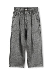 Pantalones de pierna ancha en gris metálico con un acabado texturizado y bolsillos frontales. Presenta un cierre de botón y trabillas en la cintura.