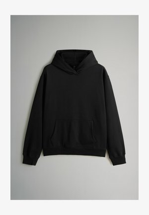 Melnā kapuces džemperis, izgatavots no kokvilnas un poliesteru maisījuma, ar priekšējo kabatu, ar auklām regulējamu kapuci, ribotiem manšetēm un apakšmali.