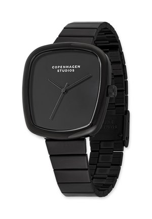 Schwarze quadratische Uhr mit einem glatten, glänzenden Gehäuse und einem mattschwarzen Metallarmband. Verfügt über ein minimalistisches schwarzes Zifferblatt und silberne Zeiger, graviertes Logo.