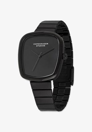 Orologio quadrato nero con cassa liscia e lucida e bracciale in metallo nero opaco. Presenta un quadrante nero minimalista e lancette argentate, con logo inciso.
