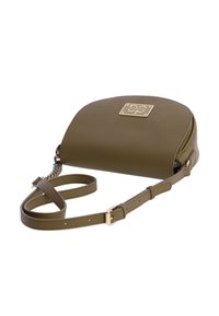 Bolso bandolera de cuero verde oliva con forma redondeada, correa ajustable, placa con logotipo en tono dorado y detalles texturizados.