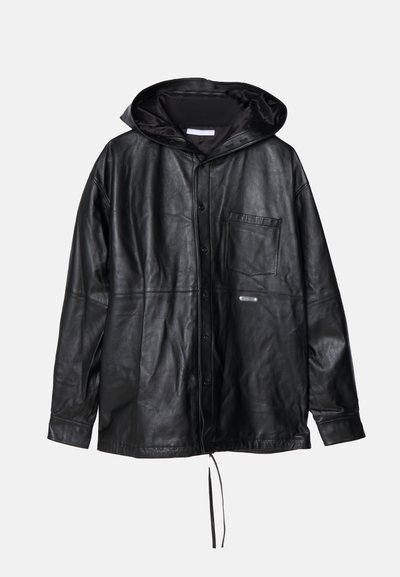 Veste en cuir noir avec capuche, dotée d'une fermeture à boutons, d'une poche poitrine et d'un ourlet avec cordon de serrage. Texture lisse et coupe décontractée.