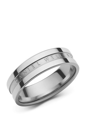 Sølvfarvet Daniel Wellington metalring med en glat, poleret overflade og indgraveret brandnavn rundt om ringen.