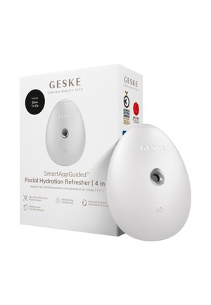 GESKE hvid ægformet ansigtshydreringsenhed med central dyse ved siden af sin æske, der viser produktnavn, funktioner og nomineringsmærke til designpris 2024.