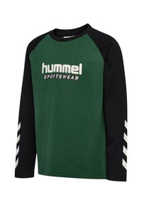 Camicia a maniche lunghe con corpo verde e maniche raglan nere. Presenta testo bianco "hummel SPORTSWEAR" e motivi a coda di rondine bianchi sulle maniche.