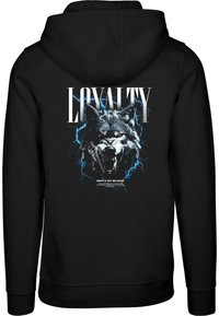 Sort hoodie med grafik af en kløende ulv med orange øjne og blå lynakcenter. Teksten inkluderer "LOYALTY" og "UNITY BY BLOOD."